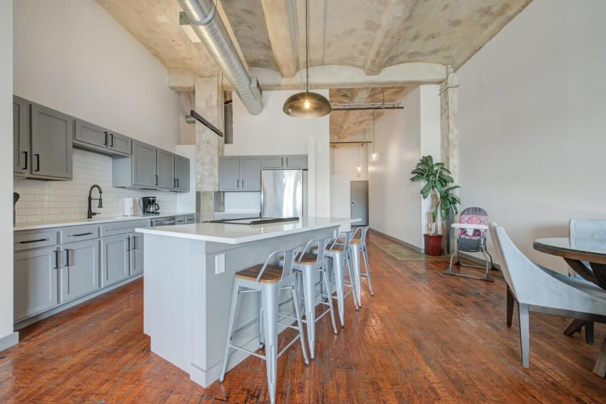 2Br 2Ba Spacious Historic Loft With Gym By Envitae Канзас Сити Екстериор снимка